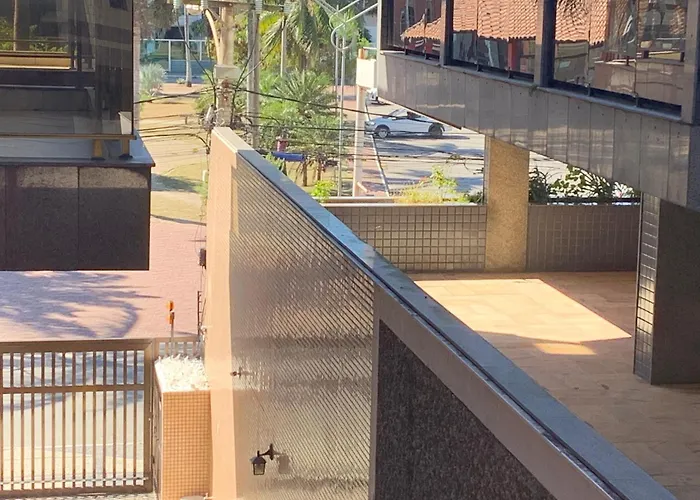 Conforto Com Ar, Tvs Smart, Na Quadra Da Praia Do Forte, Em Frente A Feira Artesanato